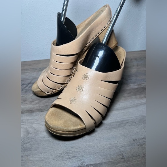 Dansko Women's Tilly Leather Beige Clog Sandals Wooded Heel Slip Ons,Size US 7 - Picture 5 of 12